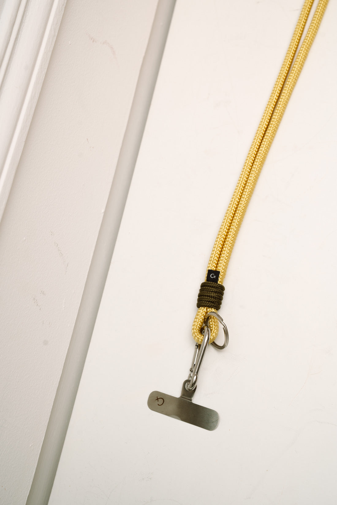 Cuelgamovil LARGO mostaza