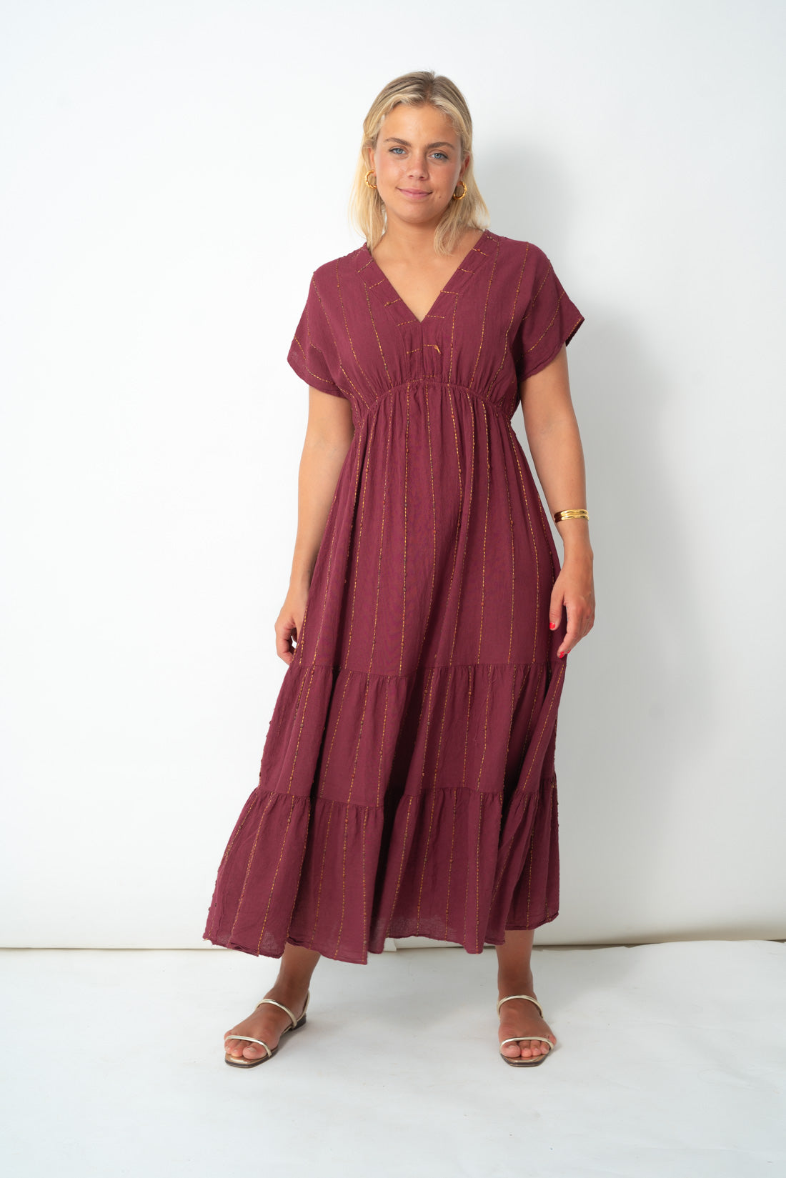 Vestido vino detalles dorados