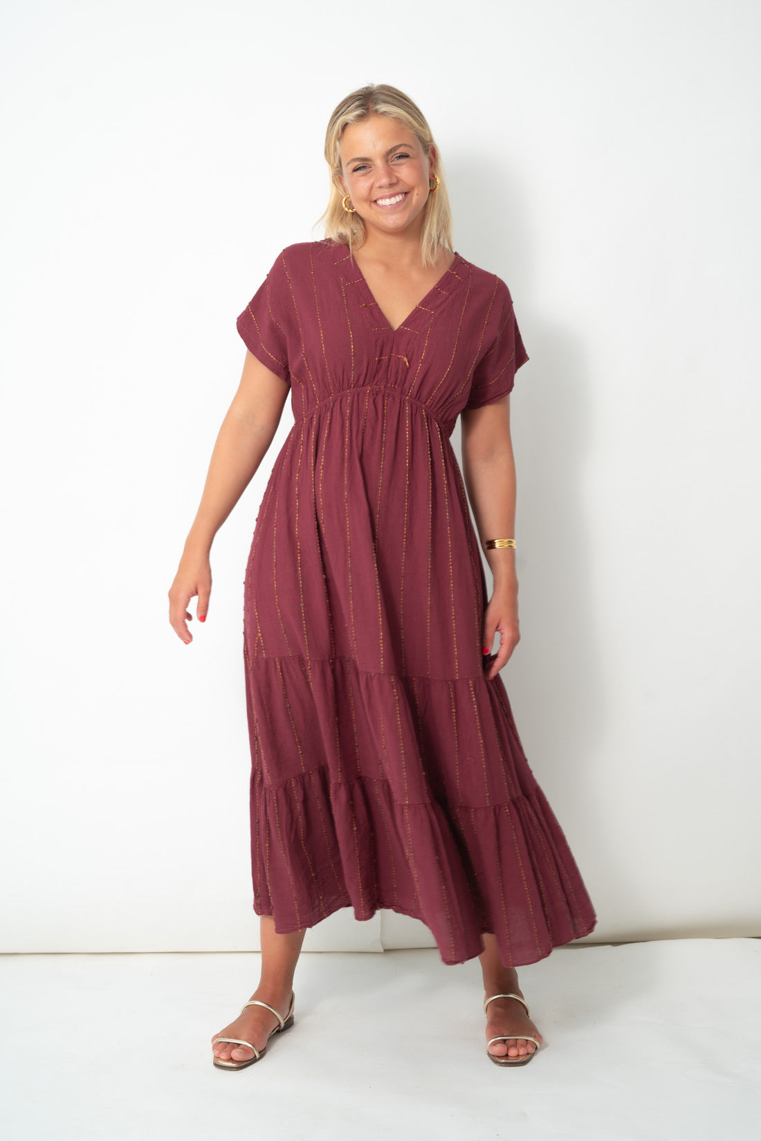 Vestido vino detalles dorados