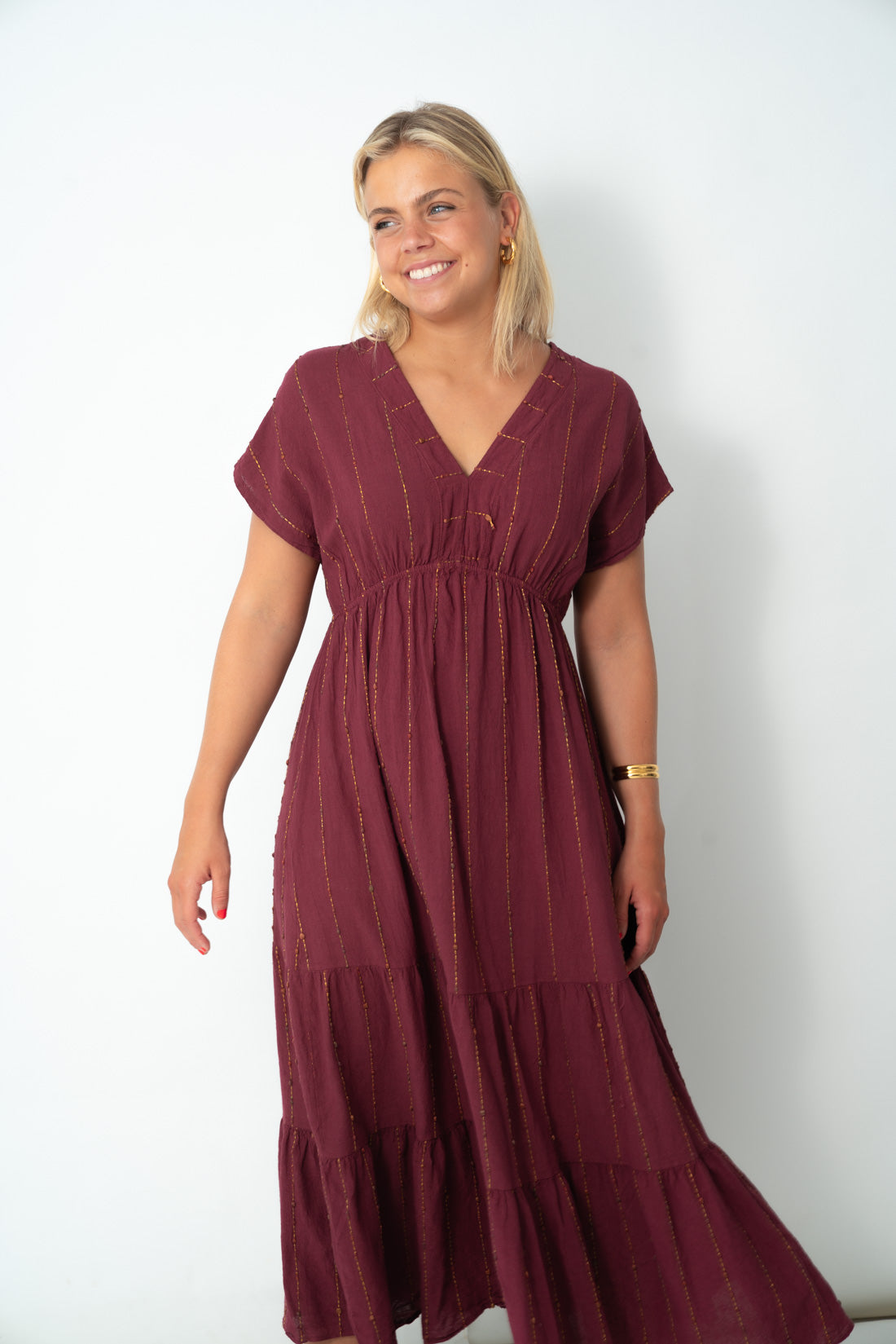 Vestido vino detalles dorados