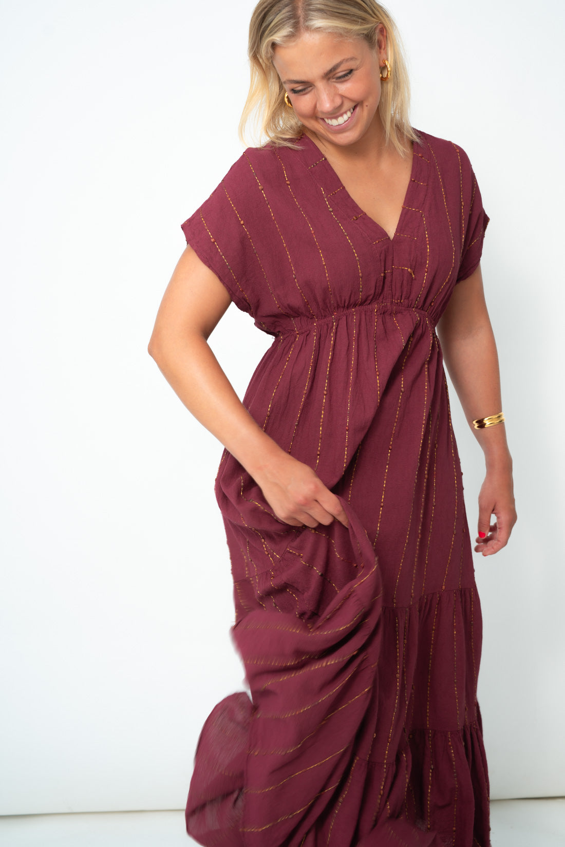 Vestido vino detalles dorados