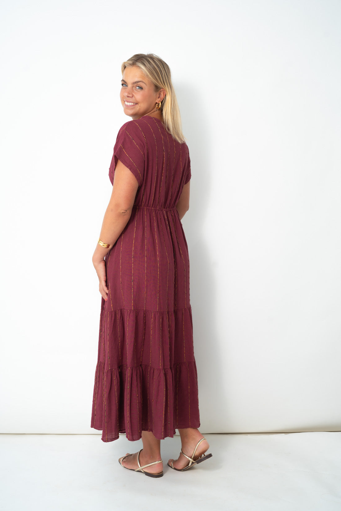 Vestido vino detalles dorados