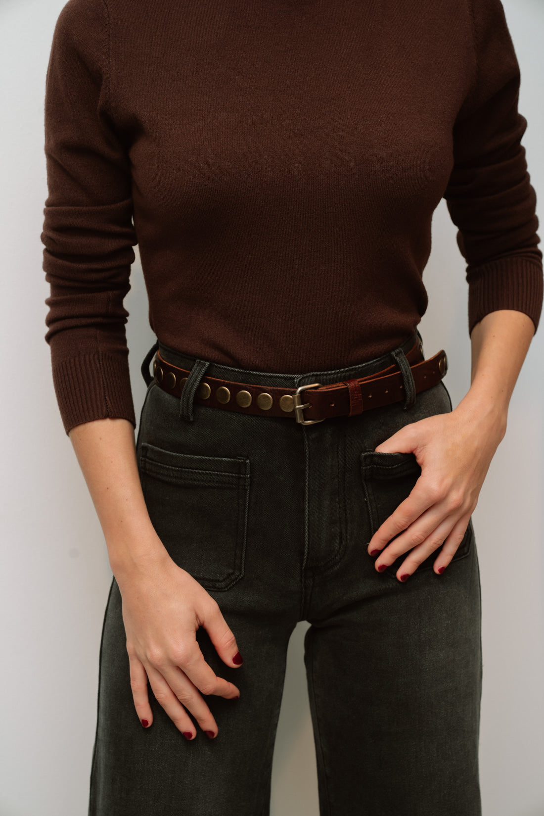 Cinturon tachas marrón