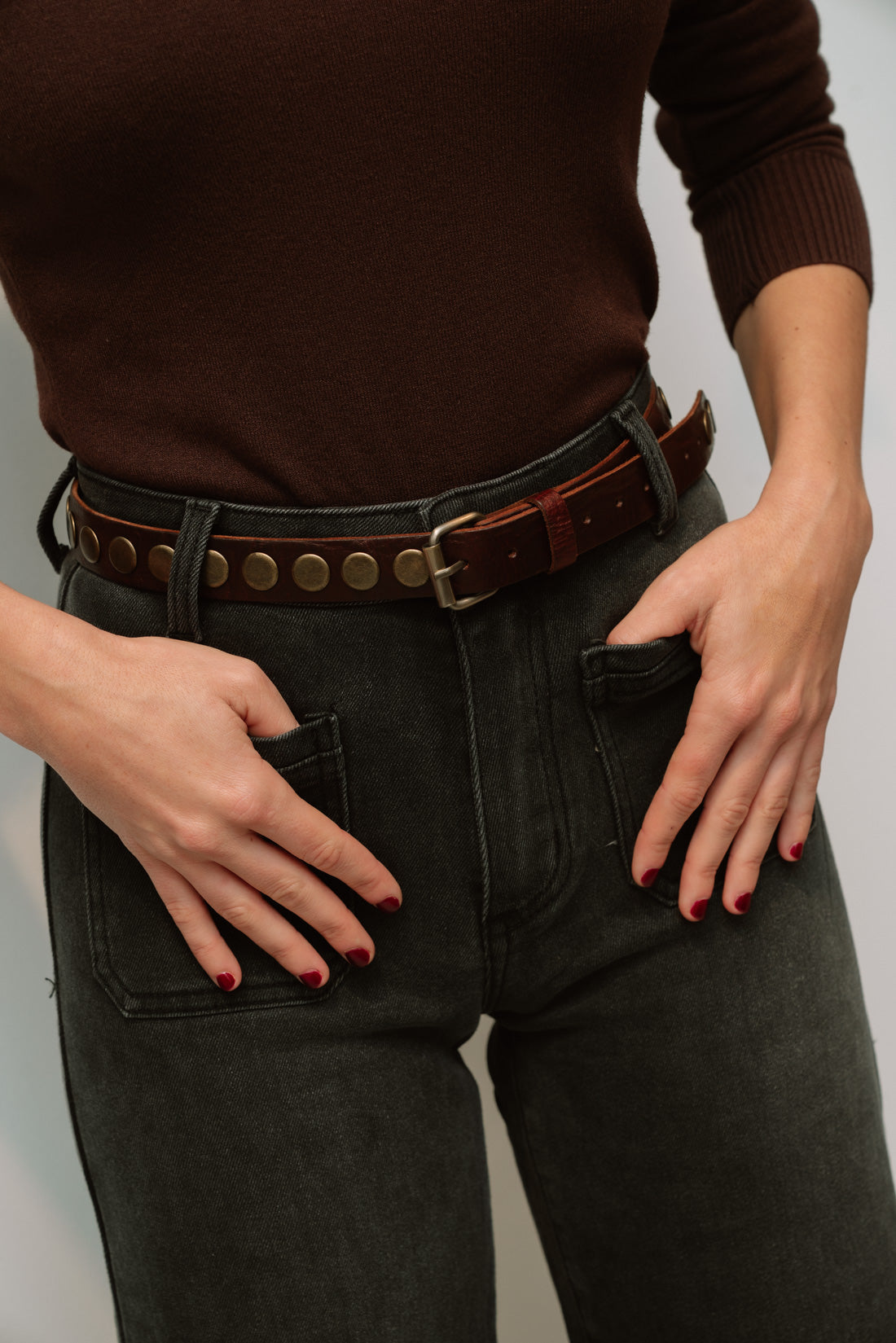 Cinturon tachas marrón