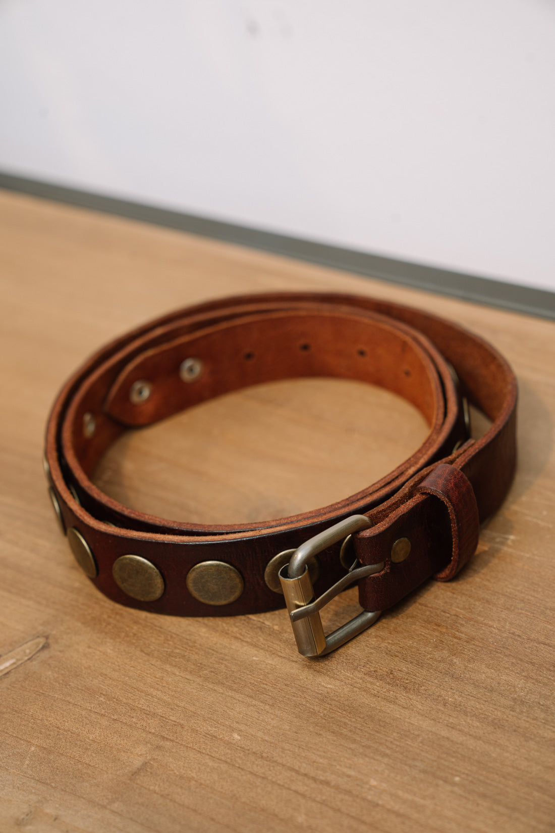 Cinturon tachas marrón