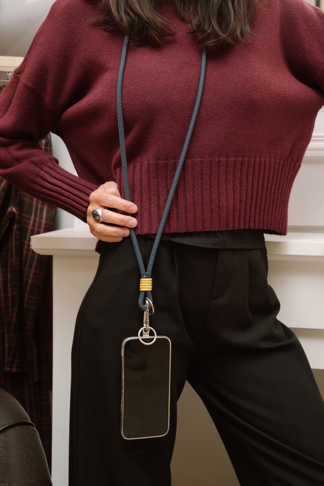 Cuelgamovil LARGO mostaza