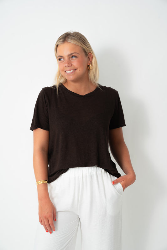 Camiseta lino cuello pico choco