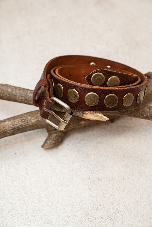 Cinturon tachas marrón