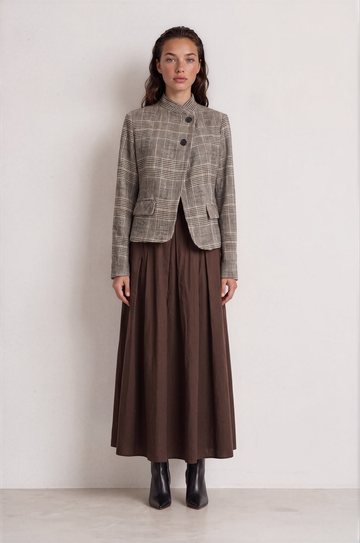 Descubre la blazer de mujer KLASIKS de cuadros Príncipe de Gales, con cuello cruzado, dos botones y bolsillos con solapa. Combínala con pantalón o falda.